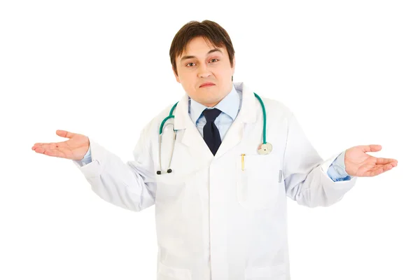 Jonge arts met verwarring uitdrukking op zijn gezicht — Stockfoto