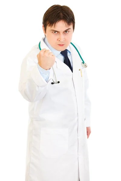Arg läkare hotar med knytnäve — Stockfoto