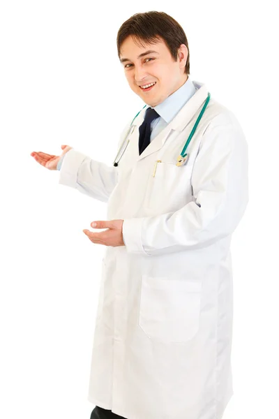 Zapraszamy! przyjazne młodym lekarzem zapraszając do współpracy — Zdjęcie stockowe