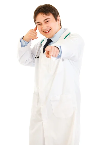 Alegre médico mostrando contacto conmigo gesto — Foto de Stock