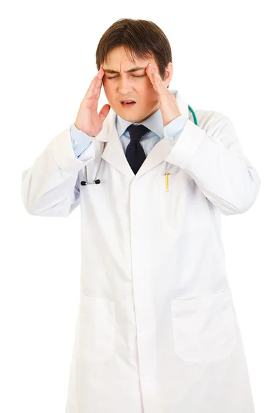 Läkare med huvudvärk håller händerna på huvudet — Stockfoto