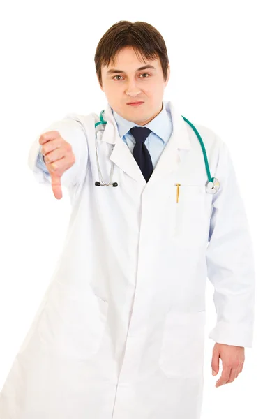 Médico disgustado apuntando con los dedos hacia abajo —  Fotos de Stock