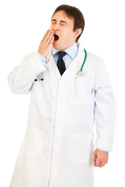 Trött unga läkare gäspningar — Stockfoto