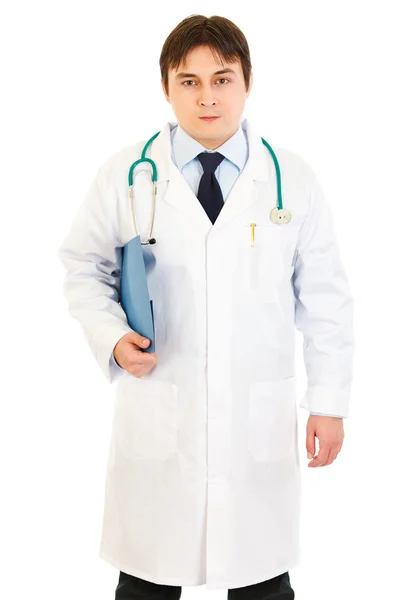 Серьезный врач, держащий в руках медицинскую карту — стоковое фото