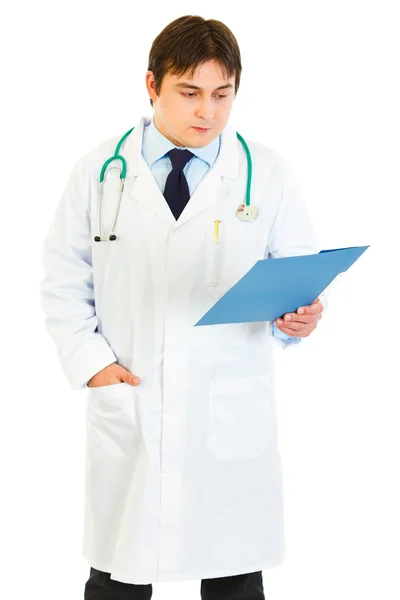 Koncentrat lekarza sprawdzanie pacjentów wykresu — Zdjęcie stockowe