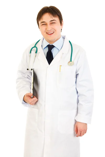 Улыбающийся врач держит планшет в руке — стоковое фото