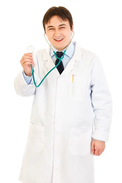 Médico sonriente que sostiene el estetoscopio — Foto de Stock