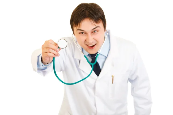Medico feroce che sorregge lo stetoscopio — Foto Stock
