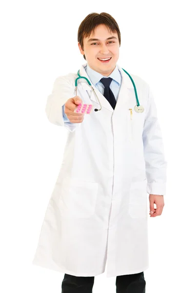 S úsměvem lékař dává krabičku pilulek — Stock fotografie