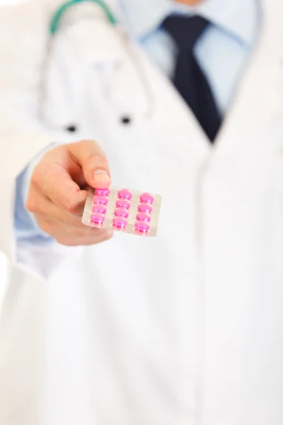 Artsen hand met verpakkingen van pillen. Close-up. — Stockfoto