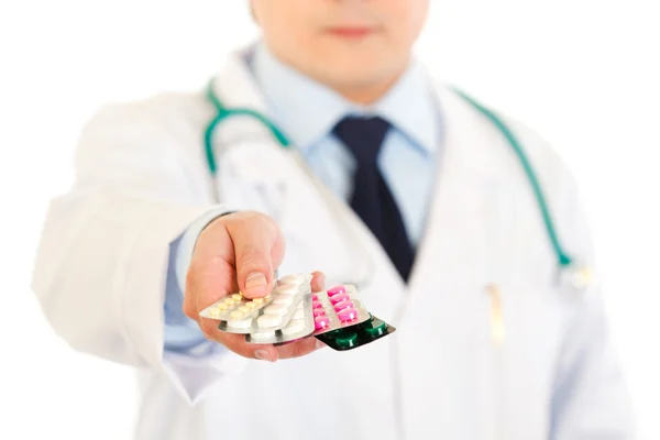 Läkare hand som håller förpackningar av piller. närbild. — Stockfoto