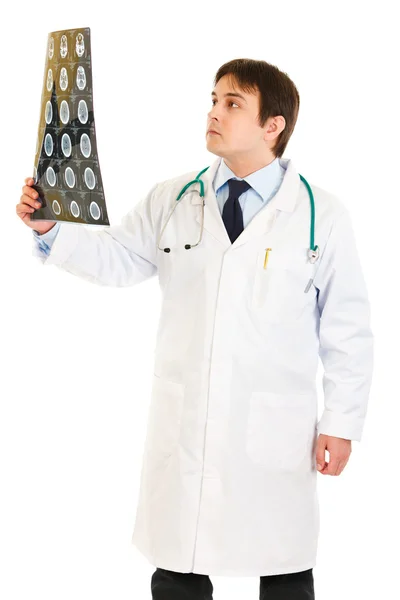 Konzentrierter Arzt analysiert Patienten-Tomographie — Stockfoto