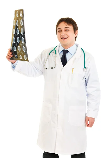 Leende läkare håller tomografi i hand — Stockfoto