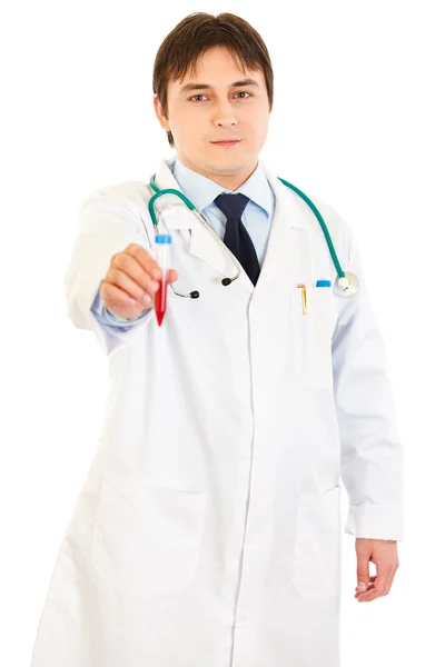 Koncentrovaná lékař v ruce drží vzorku krve — Stock fotografie