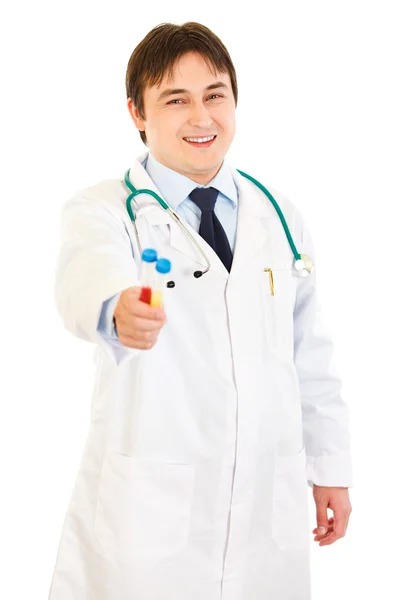 Gülümseyen tıp doktoru test tutan el tüpler — Stok fotoğraf