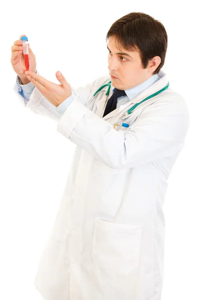 Konzentrierter Arzt schaut sich Blutprobe von Patienten an — Stockfoto