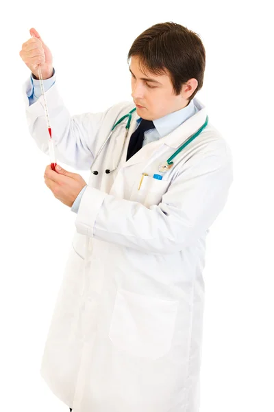 Skoncentrowany lekarza medycyny pracy z próbki krwi — Zdjęcie stockowe