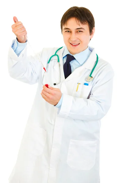 Médico sorridente trabalhando com amostra de sangue — Fotografia de Stock