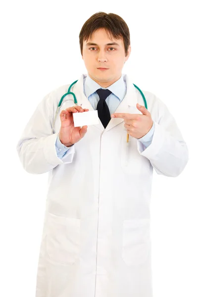 Autoritärer Arzt zeigt mit dem Finger auf leere Visitenkarte — Stockfoto