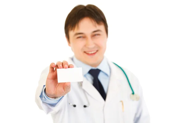 Médico sorridente segurando cartão de visita em branco na mão — Fotografia de Stock