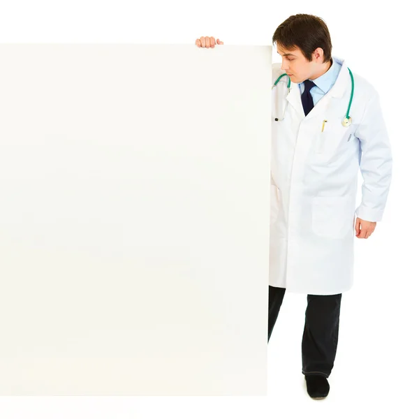 Retrato de cuerpo entero del médico mirando la cartelera en blanco —  Fotos de Stock