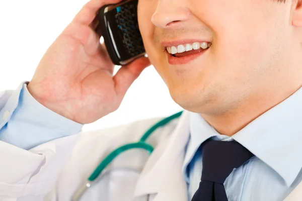 Leende läkare talar i mobiltelefon. närbild. — Stockfoto