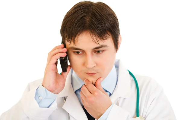 Концентрований лікар розмовляє по мобільному телефону — стокове фото