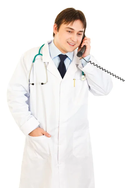 Усміхнений лікар розмовляє по телефону — стокове фото