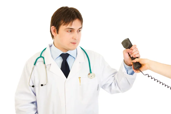 Seriöser Arzt nimmt Telefon von Sekretärin — Stockfoto