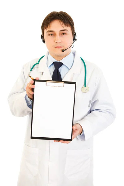 Gezaghebbende medisch arts met hoofdtelefoon bedrijf leeg Klembord — Stockfoto