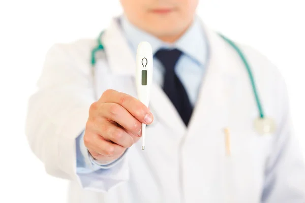 Lekarz, w ręku trzyma termometr lekarski i pokazuje kciuk w górę gest. — Zdjęcie stockowe
