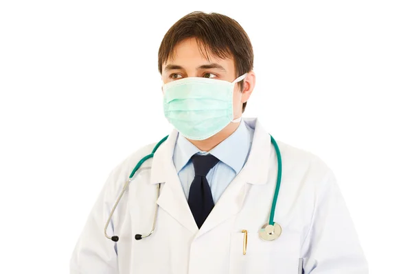 Médico en máscara mirando en la esquina en el espacio de copia —  Fotos de Stock