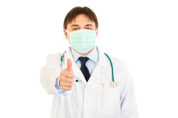 Medisch arts met masker op gezicht tonen duimschroef opwaarts gebaar — Stockfoto