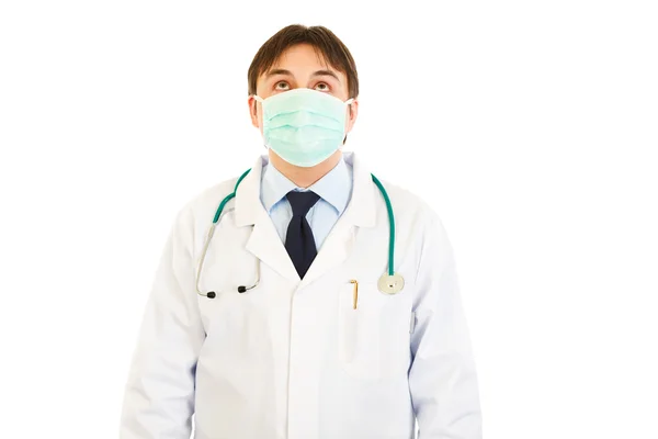 Maskeli ararken tıp doktoru — Stok fotoğraf