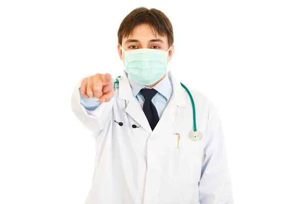 Médico con máscara apuntándole con el dedo — Foto de Stock