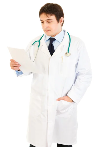 Skoncentrowany lekarz czytanie dokumentu — Zdjęcie stockowe