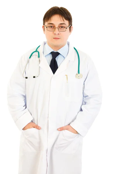 Médico joven serio en uniforme con anteojos — Foto de Stock