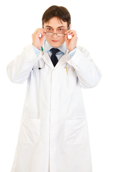 Médico serio usando anteojos — Foto de Stock