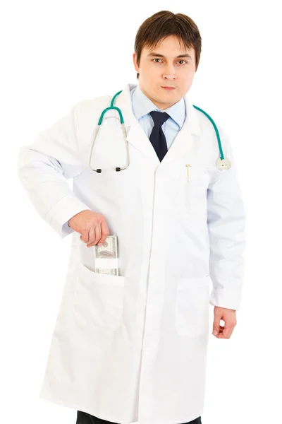 Allvarliga läkare att sätta pengar i fickan mantel — Stockfoto