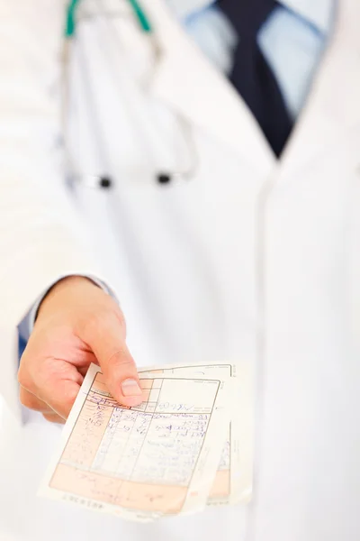 Doctors hand holding medical prescription. Close-up. — Stock Photo, Image