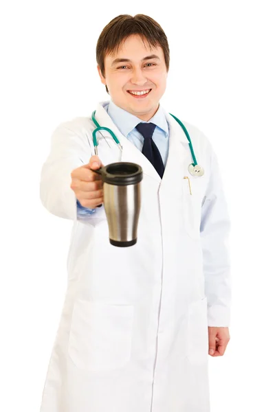 Médico sorrindo dando xícara de café — Fotografia de Stock