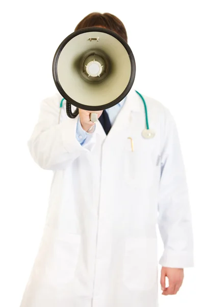Dokter permanent voor camera en spreken in megafoon — Stockfoto