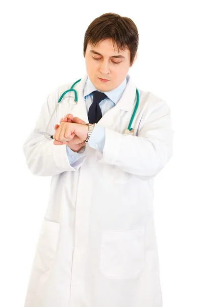 Konzentrierter Arzt schaut auf die Uhr — Stockfoto