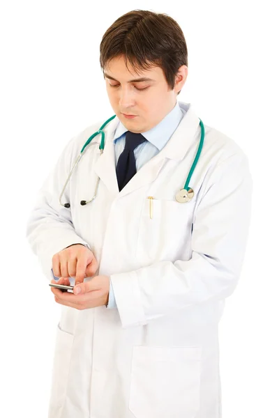 Médico concentrado usando calculadora — Fotografia de Stock