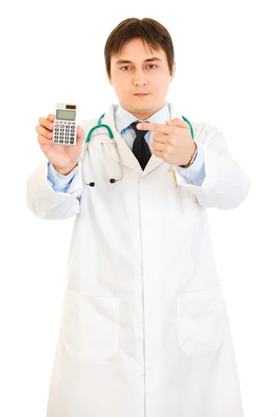 Gezaghebbende medische arts wijzende vinger op Rekenmachine — Stockfoto