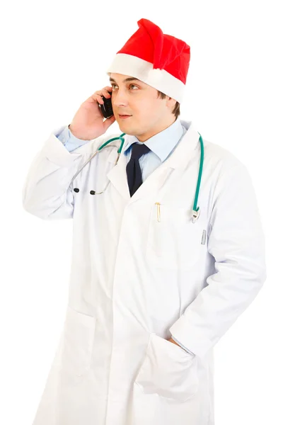 Usmíval se lékař v čepici santa claus mluví na mobilním telefonu — Stock fotografie