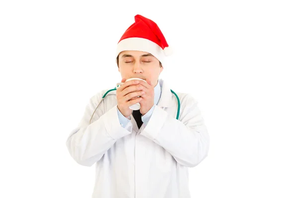 Sıcak kahve keyfini Noel Baba şapkası, tıp doktoru — Stok fotoğraf