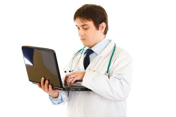 Σοβαρή ιατρική ιατρός που εργάζεται σε φορητό υπολογιστή — Φωτογραφία Αρχείου