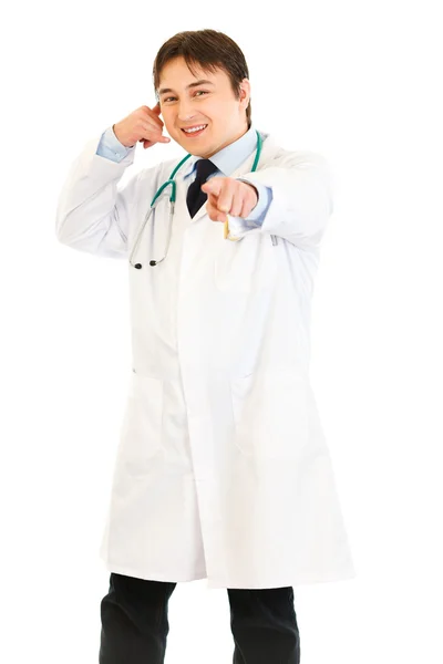 Médico sonriente mostrando contacto conmigo gesto — Foto de Stock