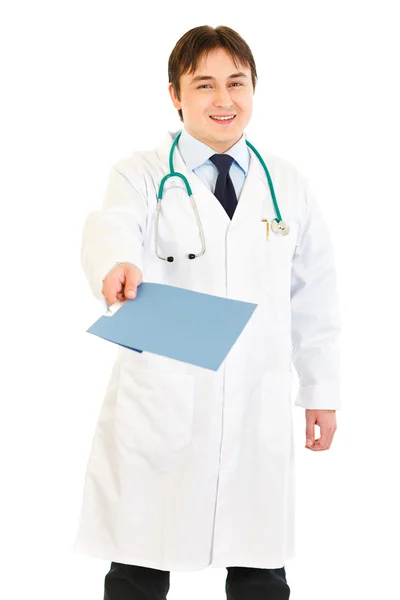 Médico sonriente sosteniendo la historia clínica en la mano — Foto de Stock